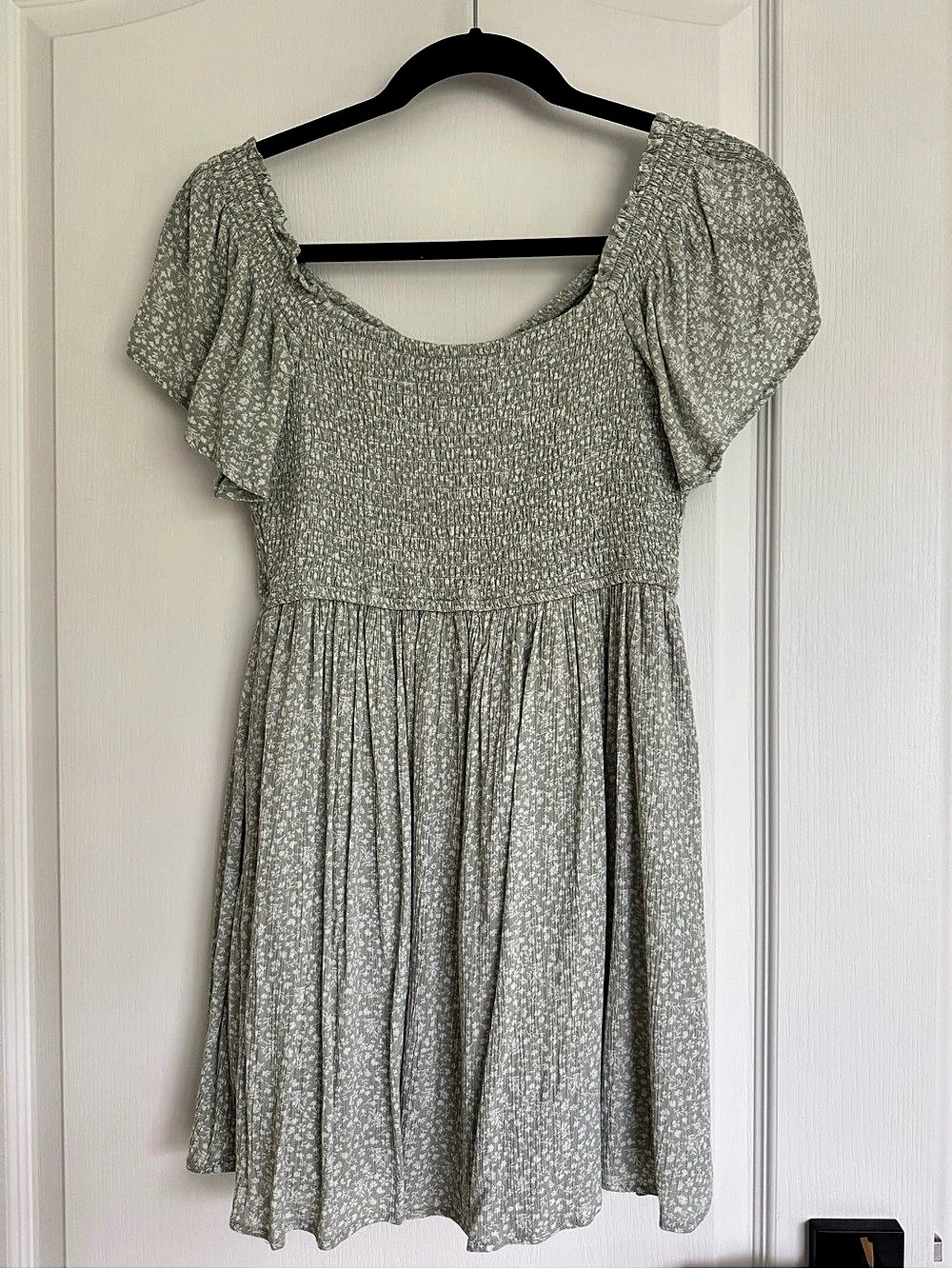 Hollister Floral Mini Dress in Green & White Size Medium